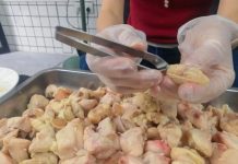 Quán phao câu gà ế ẩm bỗng đắt khách nhờ buổi phát sóng kỳ lạ lúc nửa đêm