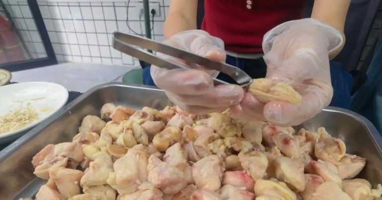 Quán phao câu gà ế ẩm bỗng đắt khách nhờ buổi phát sóng kỳ lạ lúc nửa đêm Quán phao câu gà ế ẩm bỗng đắt khách nhờ buổi phát sóng kỳ lạ lúc nửa đêm