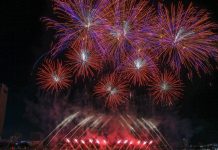 Sông Hàn rực rỡ sắc màu pháo hoa, mở màn mùa lễ hội cuốn hút du khách