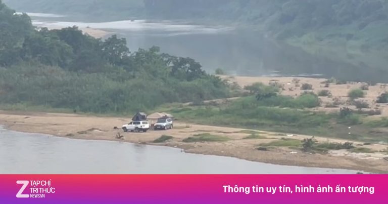 Ôtô mắc kẹt giữa sông sau đêm cắm trại ở Tuyên Quang Ôtô mắc kẹt giữa sông sau đêm cắm trại ở Tuyên Quang