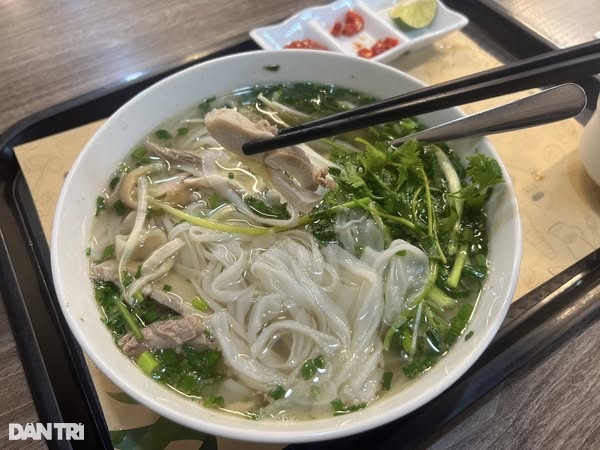 Bát phở 200.000 đồng ở sân bay Nội Bài, khách than quá đắt - 3