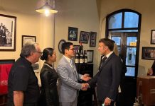 Tổng thống Pháp ăn bún riêu, rau muống xào tỏi giữa phố cổ Hà Nội Tổng thống Pháp ăn bún riêu, rau muống xào tỏi giữa phố cổ Hà Nội