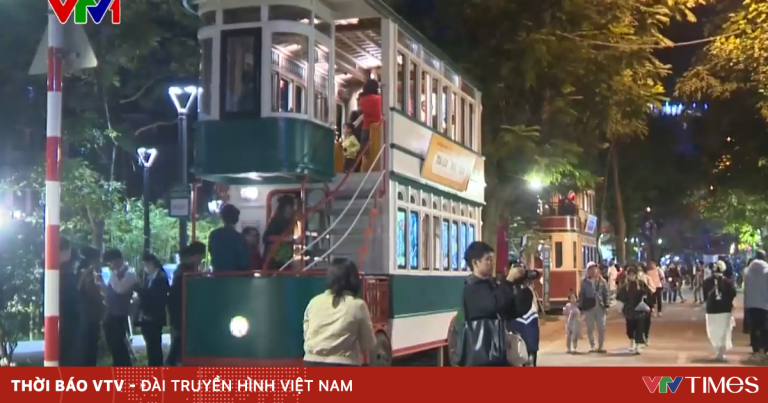 Độc đáo tour đêm “Tiếng chuông Trấn Vũ”