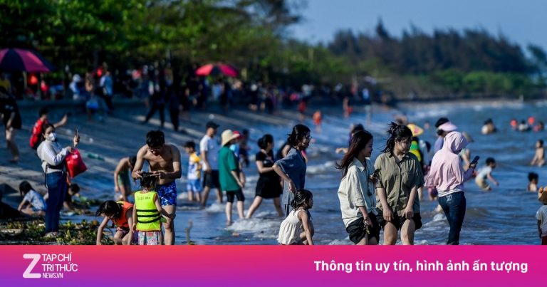 Đổ xô xuống bãi tắm tự phát ngập rác ở Nam Định dù bị cấm Đổ xô xuống bãi tắm tự phát ngập rác ở Nam Định dù bị cấm