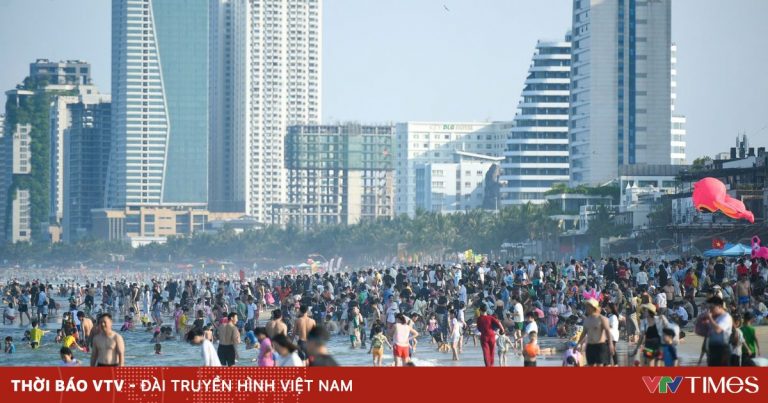 Bãi biển Đà Nẵng thu hút rất đông du khách Bãi biển Đà Nẵng thu hút rất đông du khách