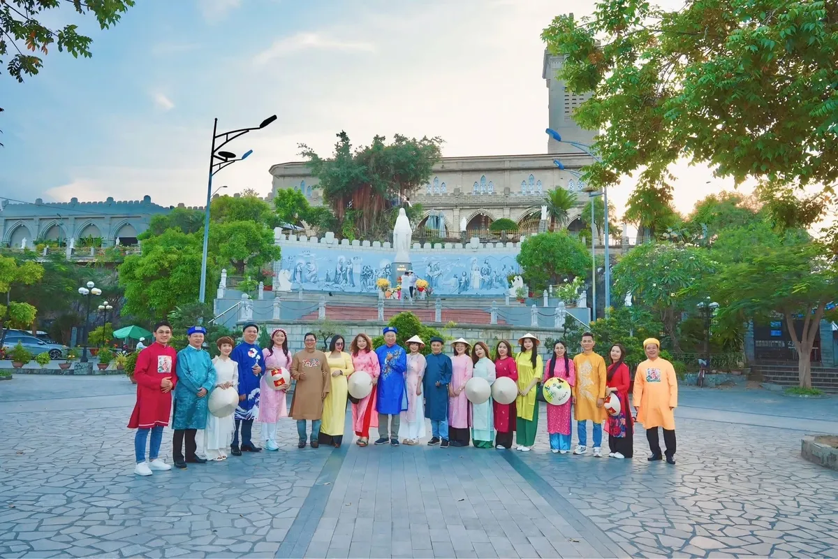 Chạm vào hồn Việt cùng tour “Xích lô - Áo dài” - Ảnh 3.