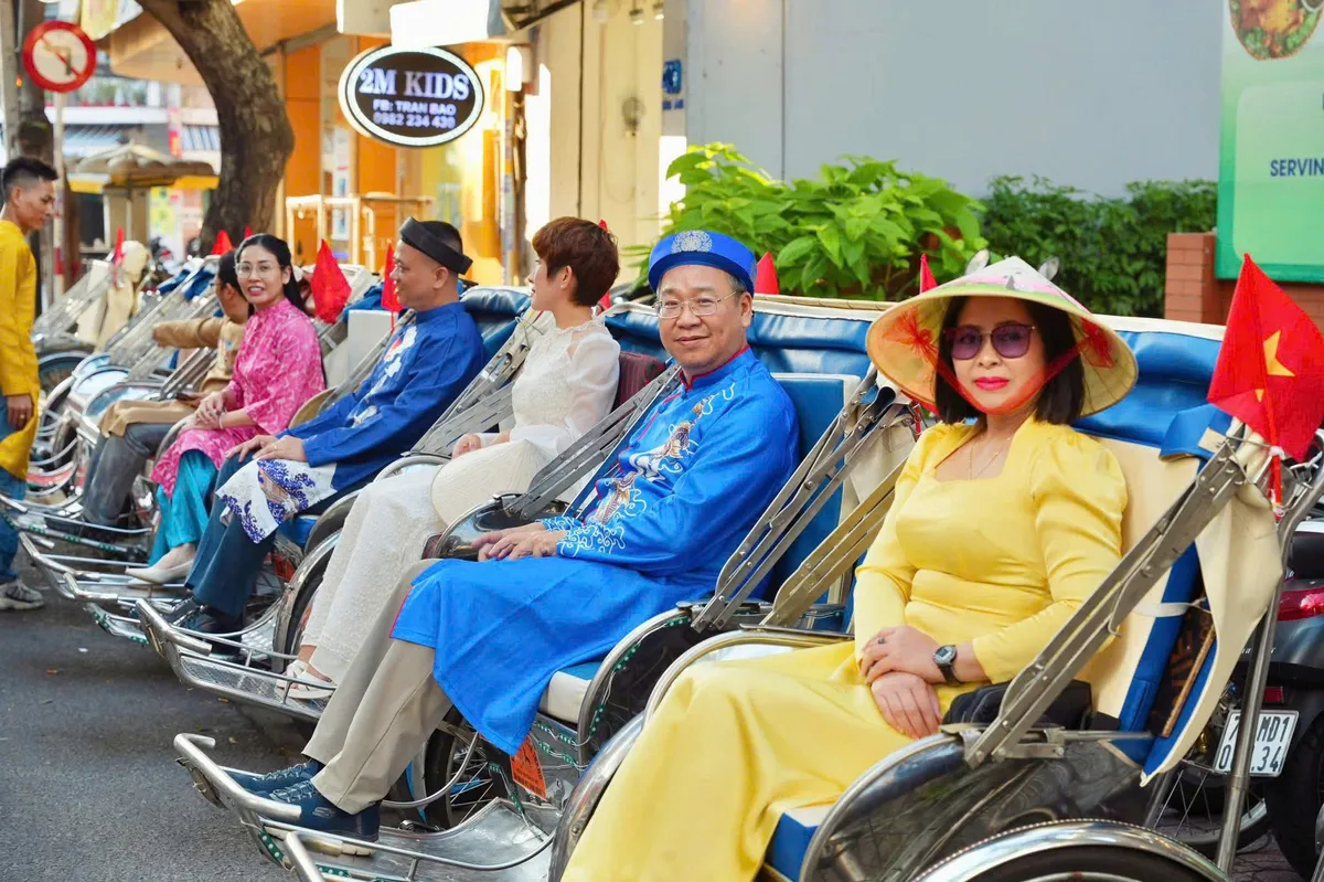 Chạm vào hồn Việt cùng tour “Xích lô - Áo dài” - Ảnh 1.