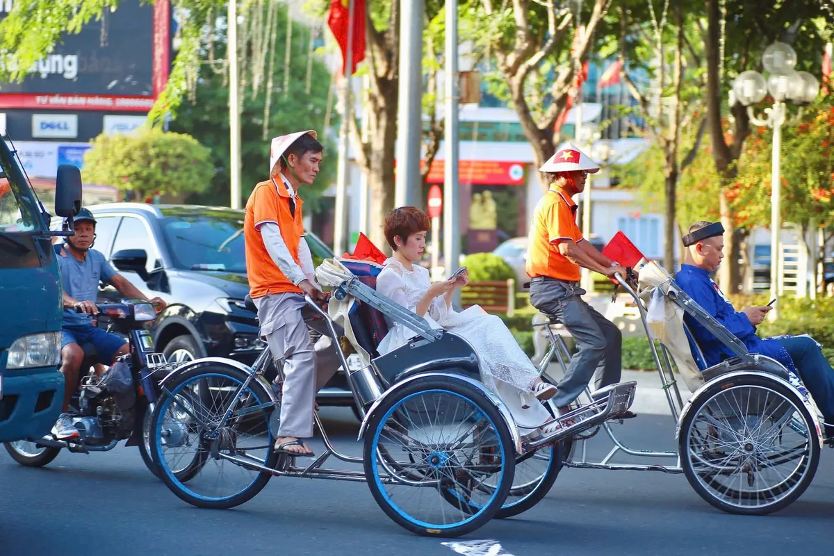 Chạm vào hồn Việt cùng tour “Xích lô - Áo dài” - Ảnh 2.