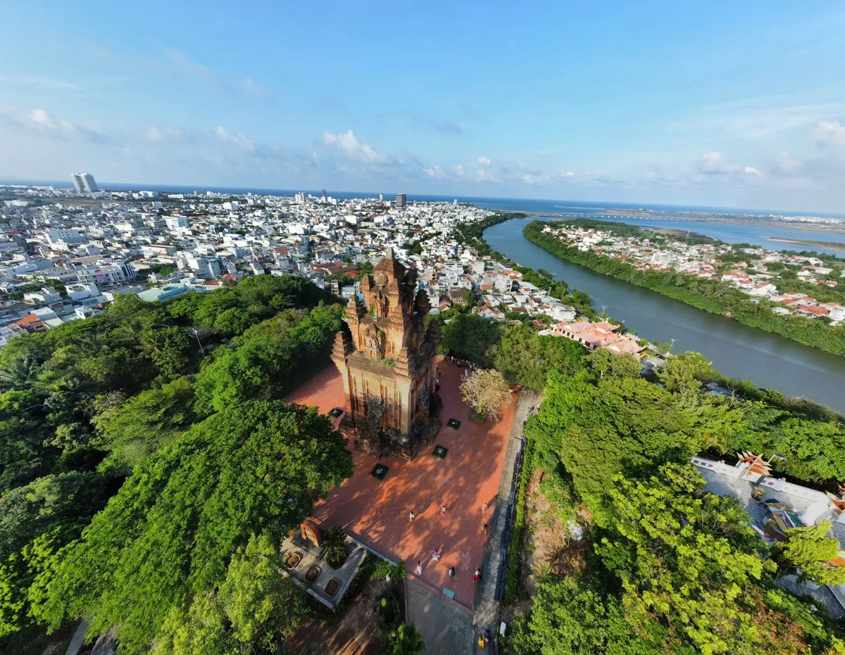 Dáng hoa bên chân tháp cổ Núi Nhạn - Ảnh 7.