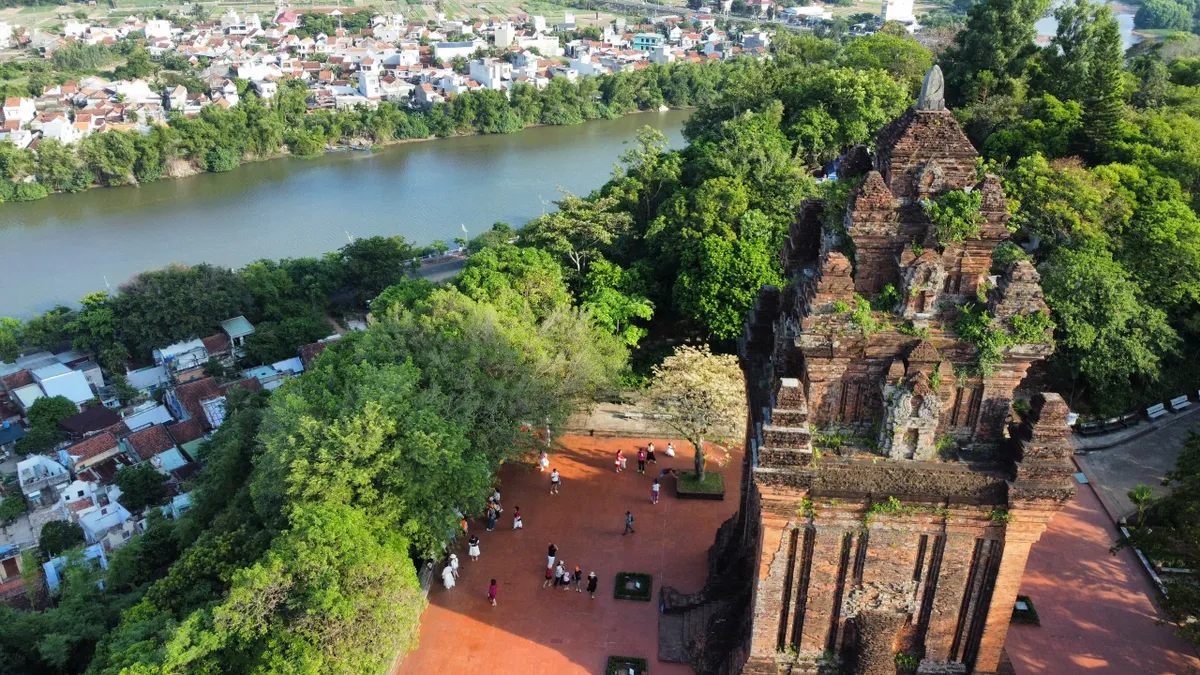Dáng hoa bên chân tháp cổ Núi Nhạn - Ảnh 6.