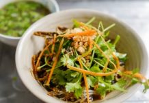 Quán miến lươn 37 năm, đông khách bậc nhất Hà Nội được Michelin khen hết lời