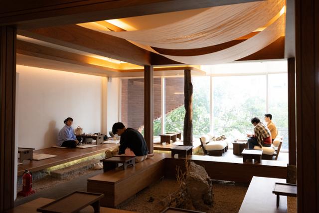 Thủ phủ cà phê ‘xứ sở kim chi’: Nơi hương vị quyện cùng gió biển và những đôi tay nghệ nhân - Ảnh 3.