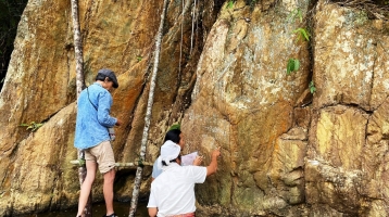 Ký tự cổ trên vách đá giữa đại ngàn Trường Sơn Ký tự cổ trên vách đá giữa đại ngàn Trường Sơn