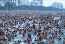 Biển Sầm Sơn đông nghẹt chiều cuối tuần, du khách chen nhau tránh nóng