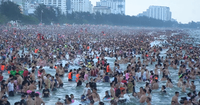 Biển Sầm Sơn đông nghẹt chiều cuối tuần, du khách chen nhau tránh nóng Biển Sầm Sơn đông nghẹt chiều cuối tuần, du khách chen nhau tránh nóng