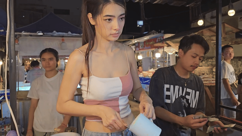 Cô chủ xinh như hoa hậu khiến quán cơm trứng đông nghịt khách - 1