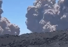 Du khách kể trải nghiệm kinh hoàng khi ở gần ngọn núi lửa phun trào dữ dội