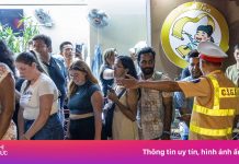 Mời hàng trăm khách Tây ra khỏi phố đường tàu Hà Nội