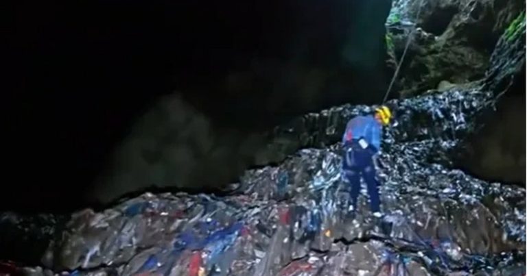 Hang động nổi tiếng bốc mùi hôi thối: Núi rác cao bằng nhà 7 tầng ở trong Hang động nổi tiếng bốc mùi hôi thối: Núi rác cao bằng nhà 7 tầng ở trong