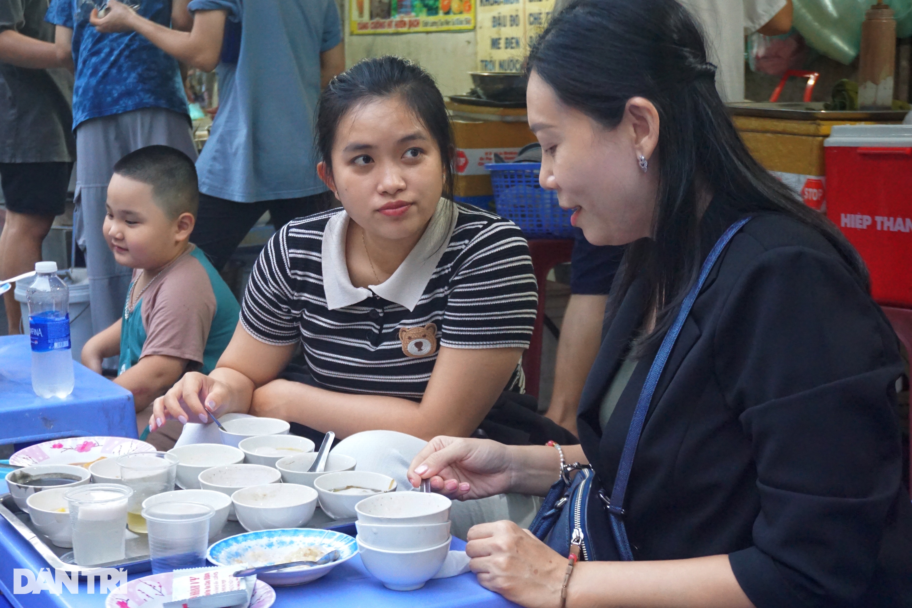 Quán chè 16 món tồn tại hơn nửa thế kỷ ở TPHCM, mỗi ngày bán gần 1.000 chén - 4