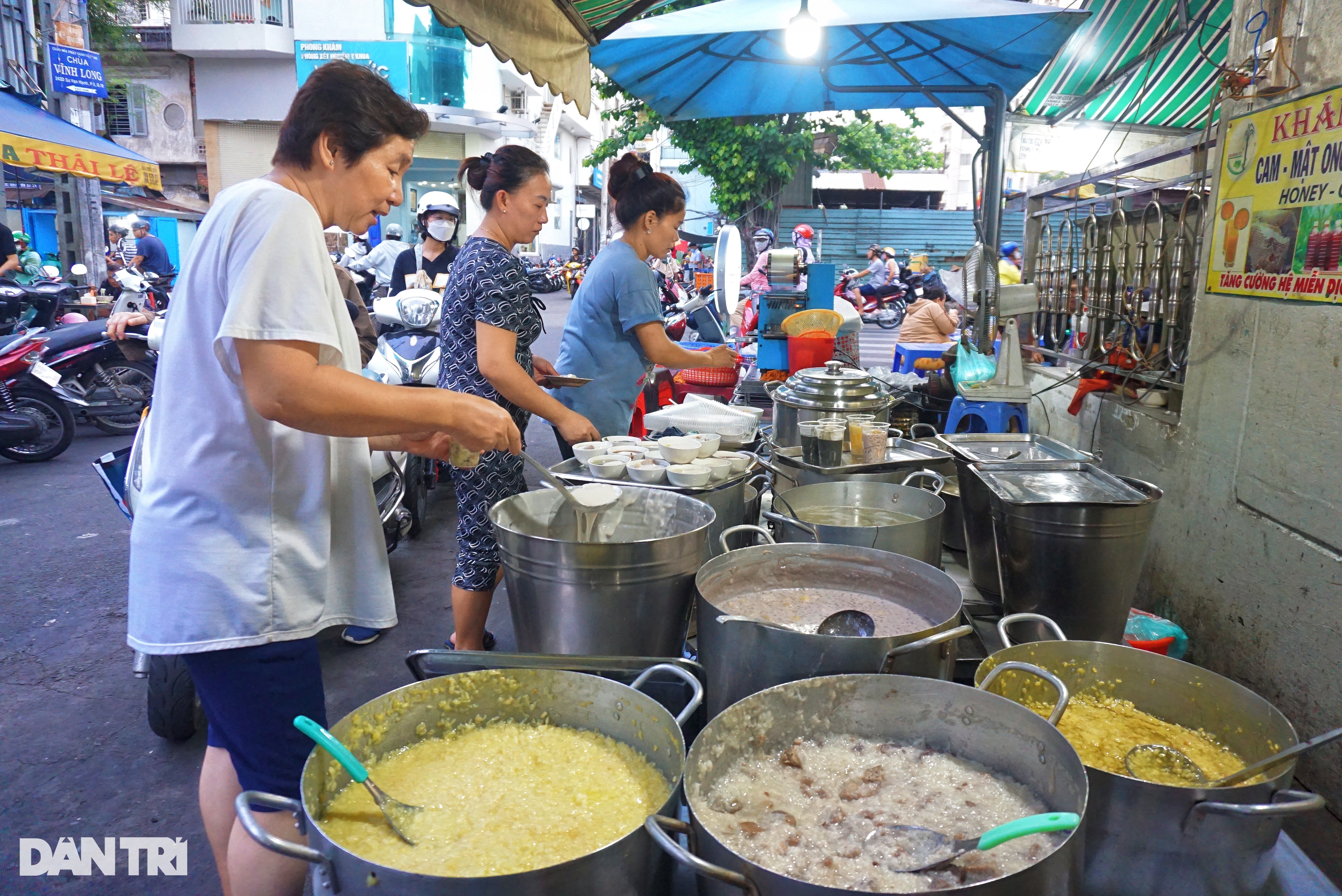 Quán chè 16 món tồn tại hơn nửa thế kỷ ở TPHCM, mỗi ngày bán gần 1.000 chén - 1