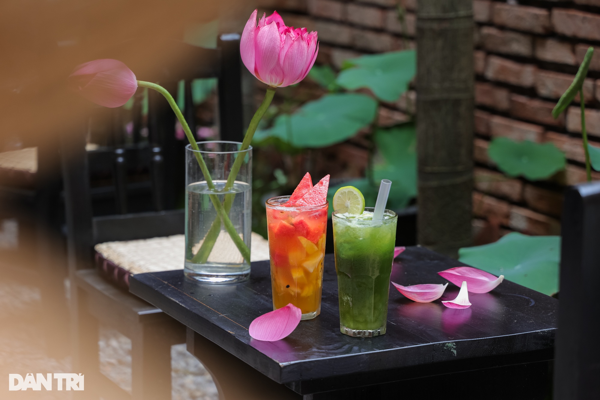 Hà Nội: Quán cà phê gợi ký ức làng quê với cổng làng, mái ngói và… gà gáy - 11