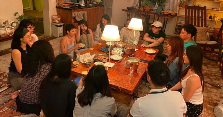 Không gian độc đáo: Nơi người lạ nấu ăn, khiêu vũ và trò chuyện đến sáng Không gian độc đáo: Nơi người lạ nấu ăn, khiêu vũ và trò chuyện đến sáng