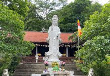 Ngôi chùa ẩn mình trong hang đá, hút khách nhờ video ‘triệu view’ của sư thầy