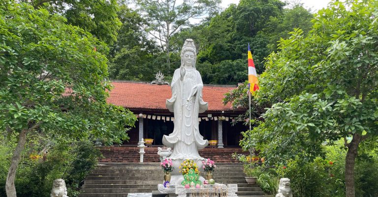 Ngôi chùa ẩn mình trong hang đá, hút khách nhờ video ‘triệu view’ của sư thầy Ngôi chùa ẩn mình trong hang đá, hút khách nhờ video ‘triệu view’ của sư thầy