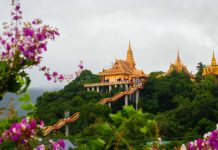 Ngôi chùa ở An Giang như ‘lơ lửng trên cao’, khách leo 240 bậc đến chiêm bái