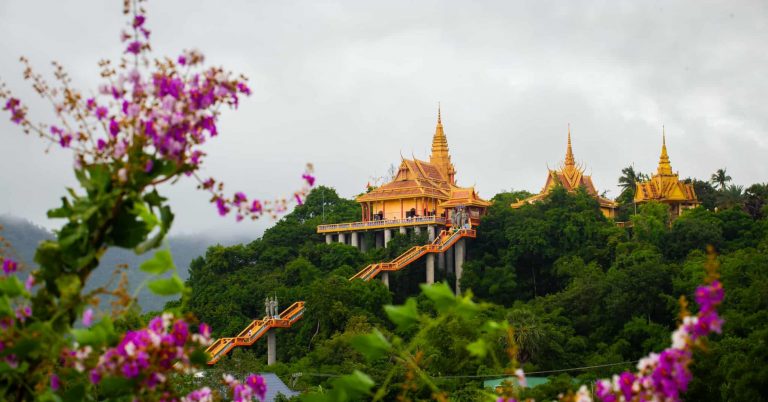 Ngôi chùa ở An Giang như ‘lơ lửng trên cao’, khách leo 240 bậc đến chiêm bái Ngôi chùa ở An Giang như ‘lơ lửng trên cao’, khách leo 240 bậc đến chiêm bái