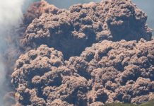 Núi lửa cao hơn 3.300m phun trào như ngày tận thế, khách hoảng loạn bỏ chạy