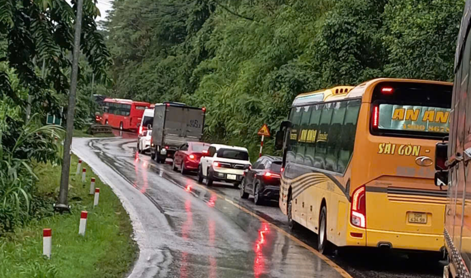 Mệt mỏi: đi Đà Lạt hơn 10 tiếng vì kẹt xe đèo Bảo Lộc - Ảnh 1.