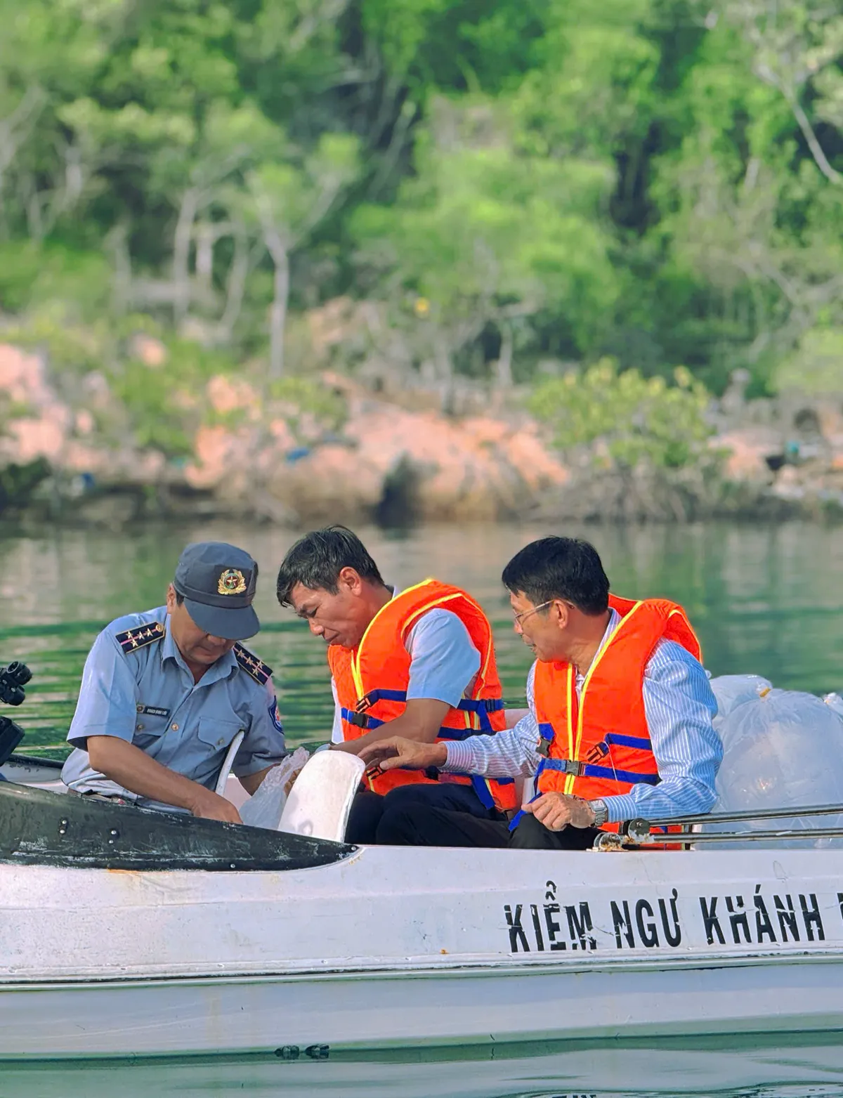 Tái tạo nguồn lợi, phục hồi rạn san hô vịnh Nha Trang - Hướng tới xây dựng cộng đồng biển xanh - Ảnh 1.