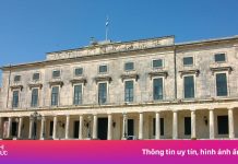 Trả giá vì múa cột bán khỏa thân tại di tích Hy Lạp