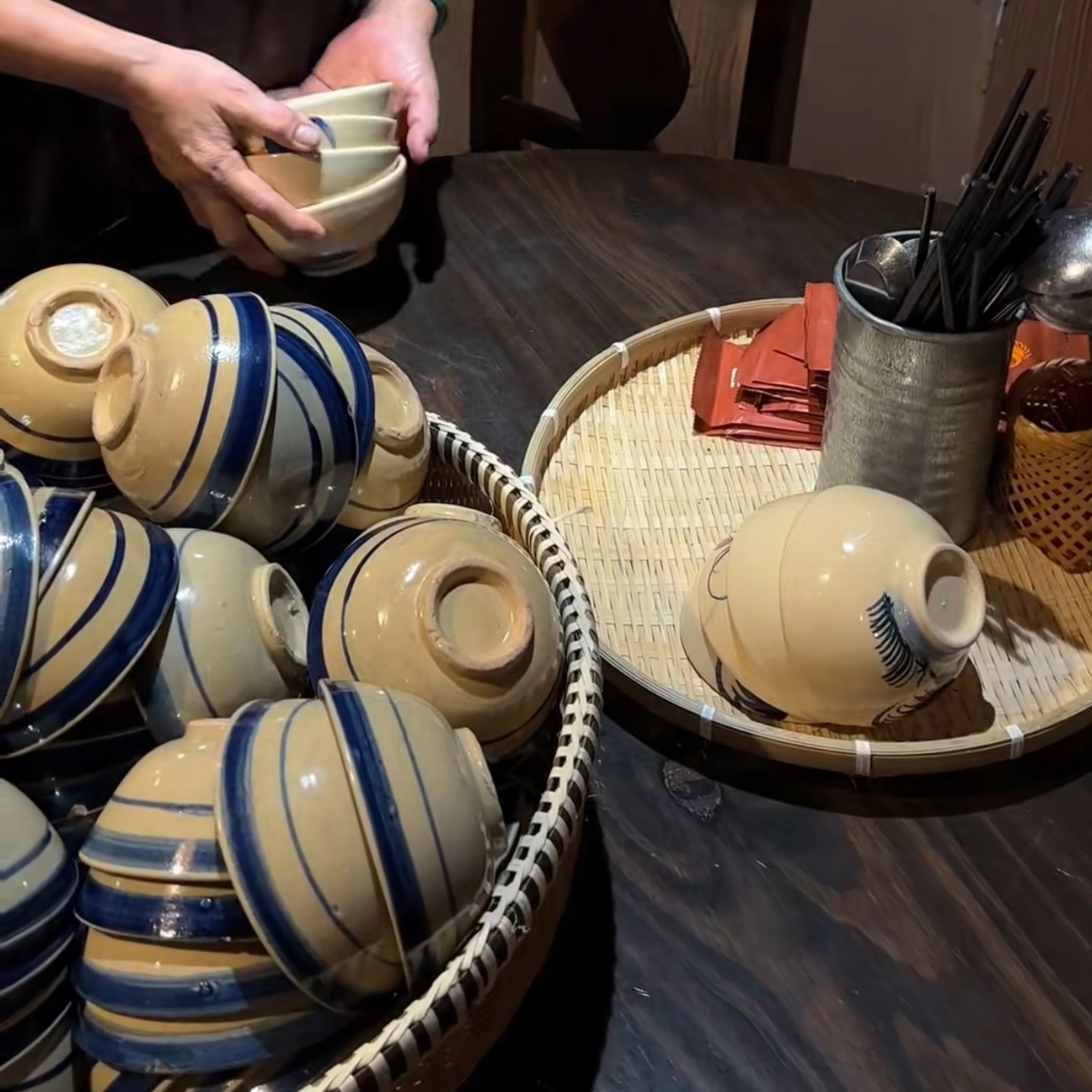 Quán ăn TPHCM xin lỗi vì chiếc bát mẻ và dòng ghi chú lạ trên hóa đơn - 4