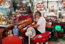 Quán chè bình dân ở khu đắt đỏ TPHCM: Chủ 70 tuổi đàn piano phục vụ khách