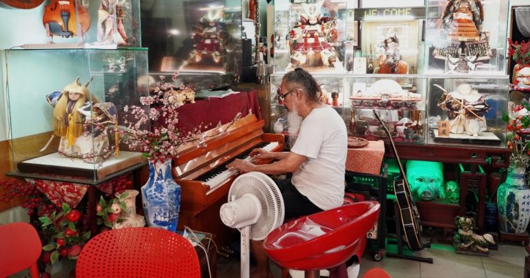 Quán chè bình dân ở khu đắt đỏ TPHCM: Chủ 70 tuổi đàn piano phục vụ khách Quán chè bình dân ở khu đắt đỏ TPHCM: Chủ 70 tuổi đàn piano phục vụ khách