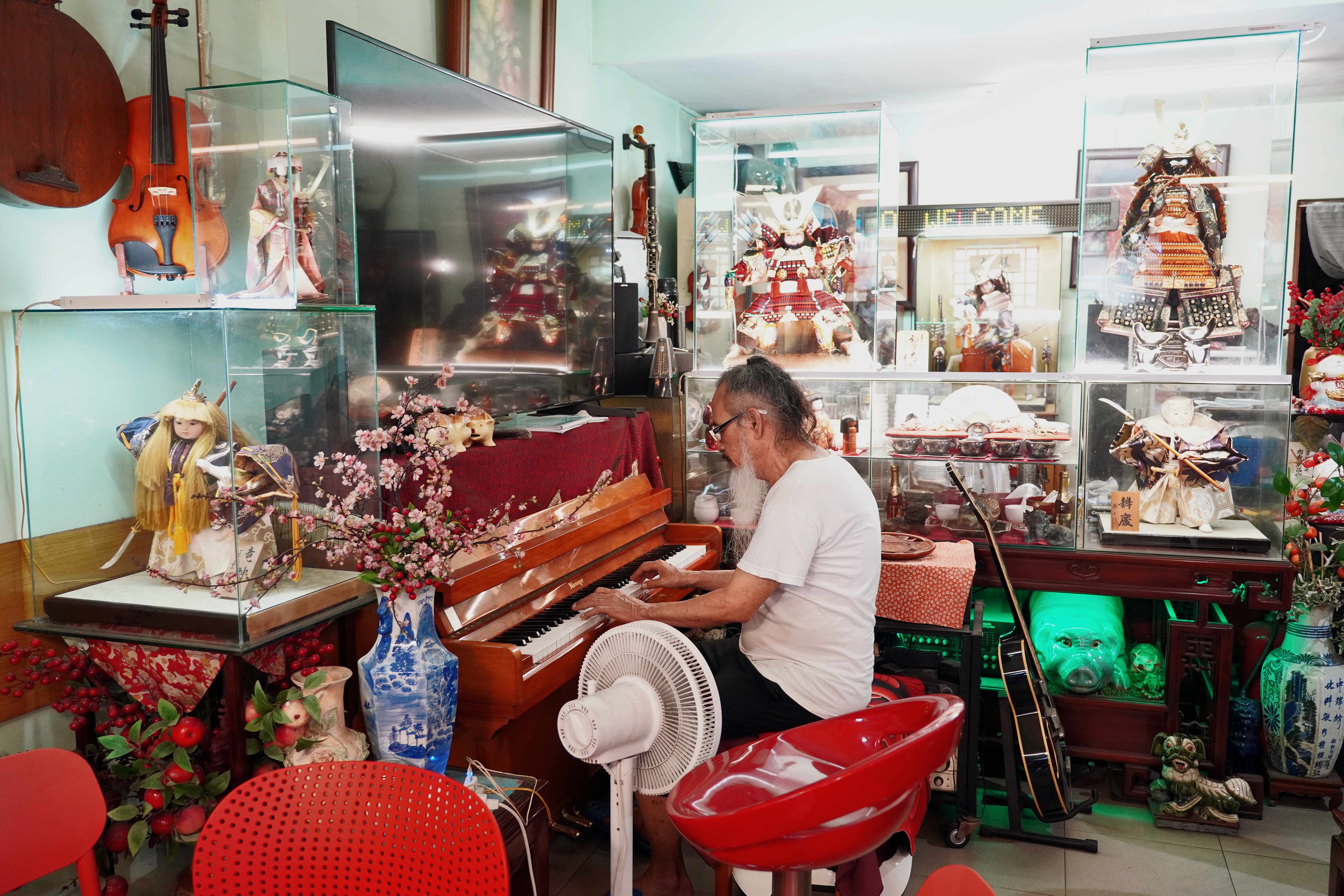 Quán chè bình dân ở khu đắt đỏ TPHCM: Chủ 70 tuổi đàn piano phục vụ khách - 4