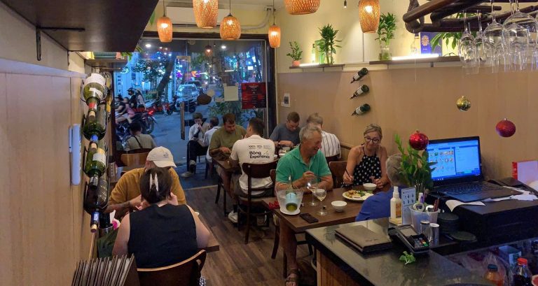 Quán vịt ở Hà Nội bất ngờ bị loại khỏi Michelin Guide dù khách xếp hàng đông kín Quán vịt ở Hà Nội bất ngờ bị loại khỏi Michelin Guide dù khách xếp hàng đông kín