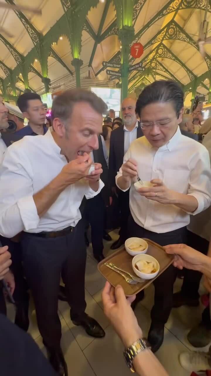 tong-thong-phap-va-thu-tuong-singapore-di-an-qua-vat-1748596048 Tổng thống Pháp và Thủ tướng Singapore đi ăn quà vặt