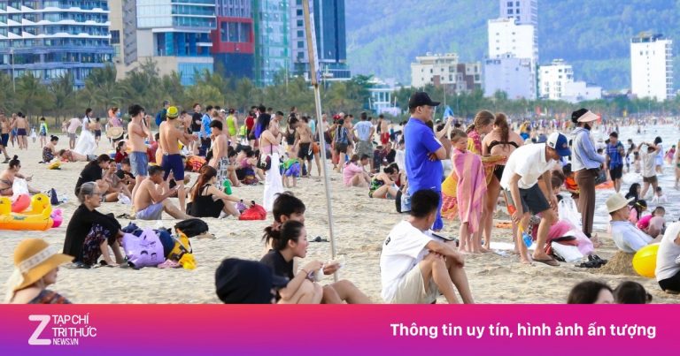 Nghìn người kéo nhau tắm biển giải nhiệt ở Đà Nẵng Nghìn người kéo nhau tắm biển giải nhiệt ở Đà Nẵng