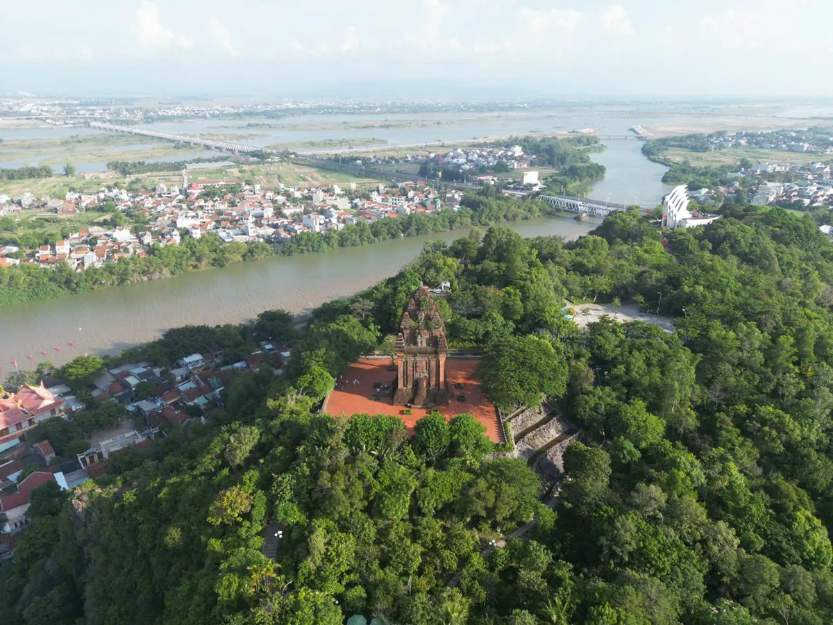Khai thác chuyến bay đêm đến Phú Yên, thúc đẩy kích cầu du lịch - Ảnh 1.