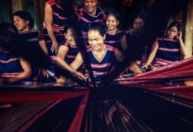 Người kể chuyện giữ nghề truyền thống bằng sắc màu thổ cẩm