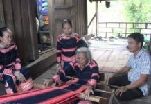 Giữ nghề dệt thổ cẩm nơi vùng biên