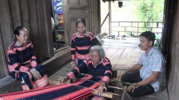 Giữ nghề dệt thổ cẩm nơi vùng biên Giữ nghề dệt thổ cẩm nơi vùng biên
