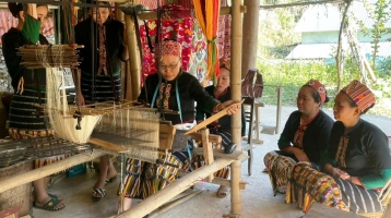 Miệt mài ”giữ lửa” cho nghề dệt thổ cẩm miền Tây xứ Nghệ Miệt mài ”giữ lửa” cho nghề dệt thổ cẩm miền Tây xứ Nghệ