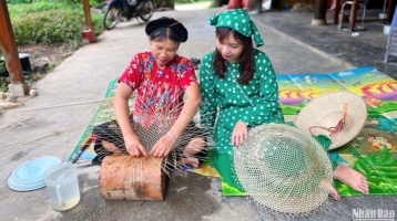 Đan nón lá, cảm nhận văn hóa Tày ở Lâm Thượng Đan nón lá, cảm nhận văn hóa Tày ở Lâm Thượng