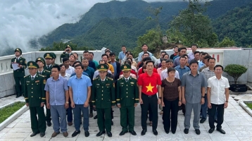 Điện Biên: Lưu giữ lá cờ đầu tiên tại cột cờ A Pa Chải sau 56 ngày treo Điện Biên: Lưu giữ lá cờ đầu tiên tại cột cờ A Pa Chải sau 56 ngày treo