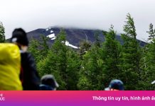 Khách Mỹ gặp nạn vì đi dép leo núi Phú Sĩ